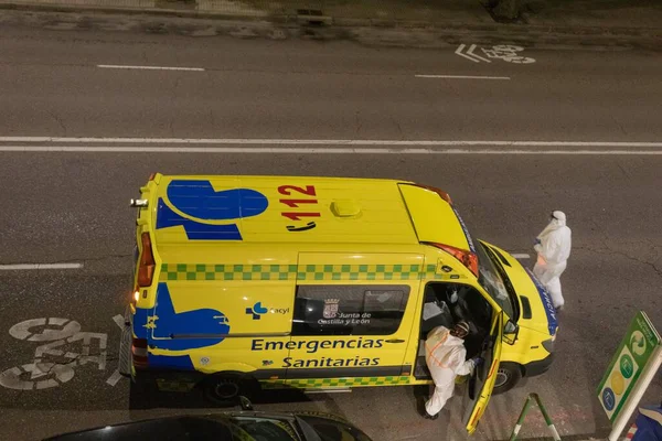 ブルゴス スペイン 7月22 2020 夜の間にスペインのブルゴスの都市で対応するEpis使い捨てスーツを持つCovid19と従業員による拘禁時の救急車 — ストック写真
