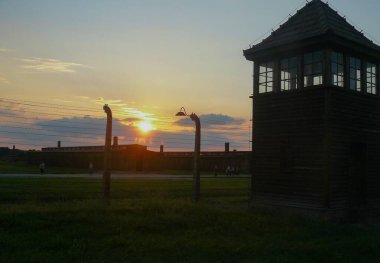 Auschwitz Birkenau yok etme kampında gün batımı yalnız.