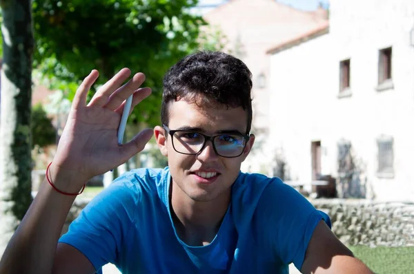 Fiatal Férfi Kék Pólóban Csinál Házi Feladatot Tanul Egy Faluban — Stock Fotó