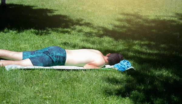 Jonge Man Slapen Het Gras Zonnebaden Met Het Gevaar Van — Stockfoto