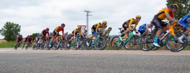 BURGOS, SPAIN - 28 Temmuz 2020: Vuelta Ciclista Burgos 2020 yaz günlerinde müfreze geri dönüyor