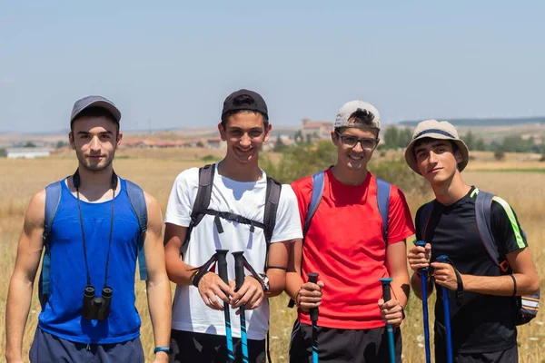 Quattro Giovani Con Bastoncini Trekking Binocolo Che Fanno Camino Santiago — Foto Stock