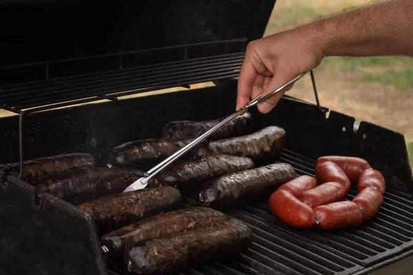 Grilování Chorizo Černý Pudink Rýží Burgosu Umístění Kuchyňskými Kleštěmi Jídlo — Stock fotografie