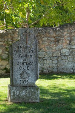 Burgos, İspanya - 5 Ağustos 2020: Burgos, İspanya 'daki taş heykel ikinci hac yürüyüşü Camino de Santiago O.J.E. 1971