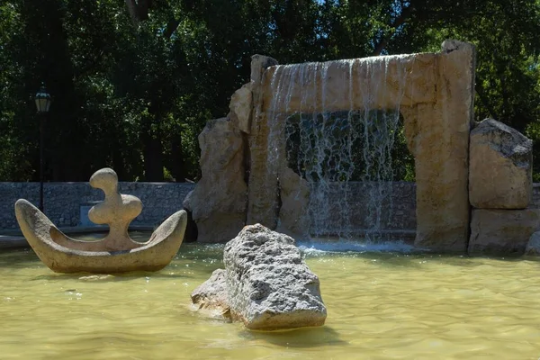Burgos Španělsko August 2020 Městská Památka Fontánu Vodopádem Lodí Nacházející — Stock fotografie