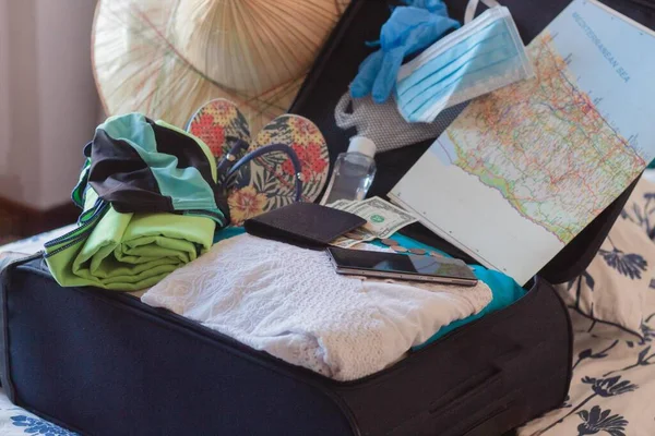 Förbereda Resväska Med Kläder Saker Från Poolen Mobiltelefon Och Pengar — Stockfoto