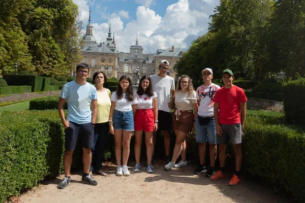 Donna Suoi Sette Figli Provenienti Una Famiglia Numerosa Nei Giardini — Foto Stock