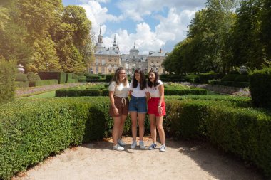 İspanya 'nın Segovia eyaletindeki La Granja de San Ildefonso Sarayı' na bir yaz günü yapılan ziyaretin keyfini çıkaran üç genç kız.