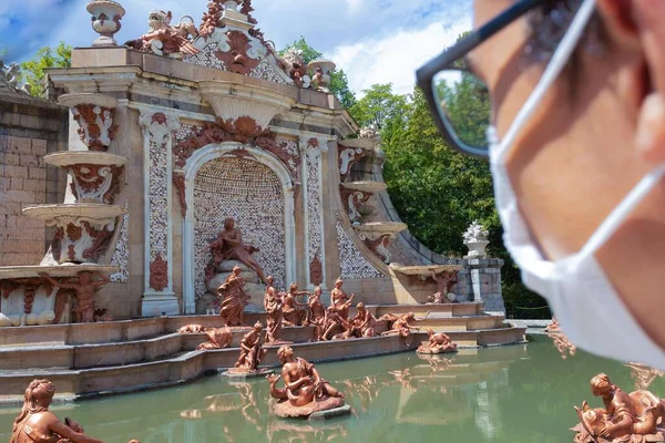 Mladý Muž Maskou Návštěvě Vidět Slavnou Kašnu Paláci Granja San — Stock fotografie