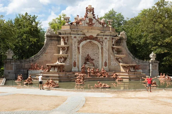 Mladí Lidé Sledují Fotografují Slavnou Fontánu Paláci Granja San Ildefonso — Stock fotografie