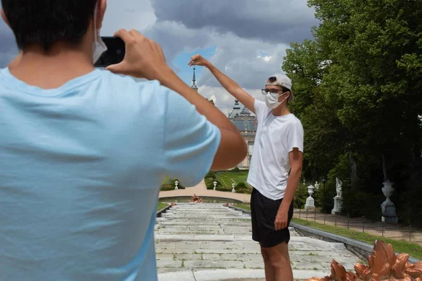 Twee Jongeren Die Een Zomerdag Een Creatieve Originele Foto Maken — Stockfoto