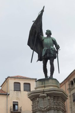 İspanya 'da bir yaz günü Segovia meydanında Juan Bravo heykeli