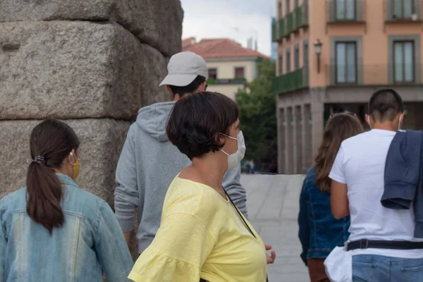 Mulheres Jovens Caminhando Pela Cidade Sob Uma Ponte Romana Dia — Fotografia de Stock