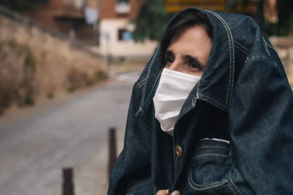 Mujer Mediana Edad Que Lleva Una Máscara Sanitaria Protegiéndose Lluvia —  Fotos de Stock