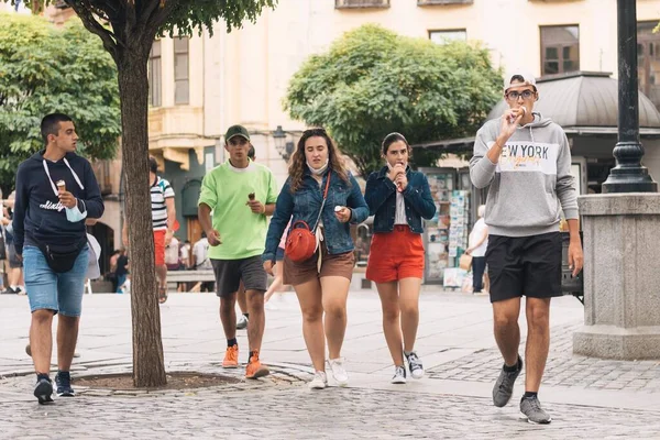 Jovens Adolescentes Desfrutando Bebendo Sorvete Andando Pela Rua Dia Verão — Fotografia de Stock