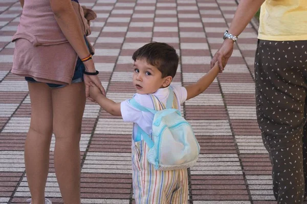 Anne çocuklarını okul yılının başında okula götürüyor.