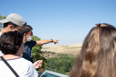 Genç bir adam bir yer keşfetti ve bir yaz günü ailesinin arazinin ortasında bulması için kolunu ve parmağını ona doğrulttu.