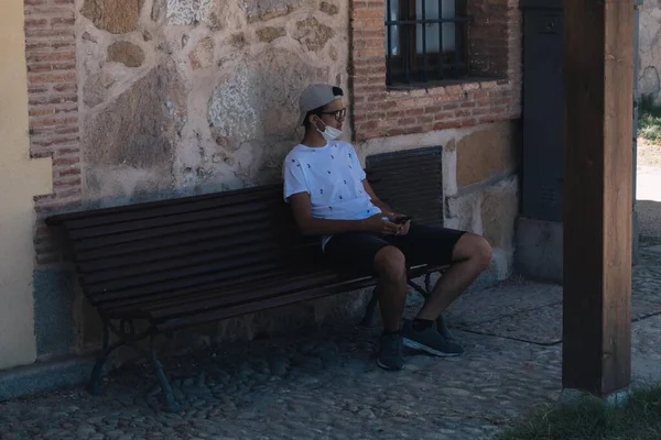 Jonge Man Die Een Bankje Zit Met Een Gezondheidsmasker Die — Stockfoto