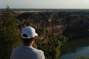 Güneşli bir günde İspanya 'nın Segovia kentinde bulunan Doğal Park Hoces del River Duratn manzarasını izleyen iki genç insan