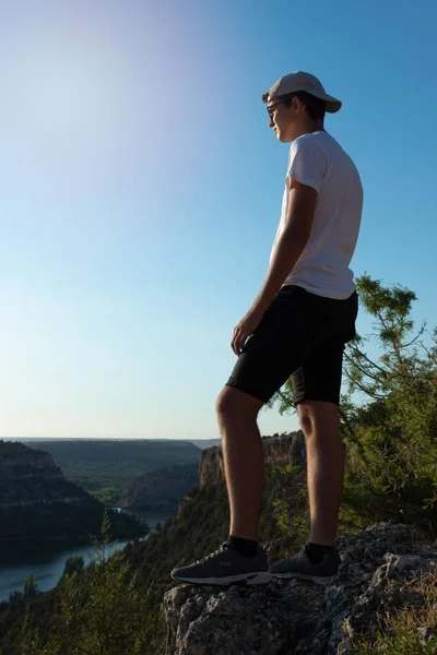 晴れた日にスペインのセゴビアに位置する自然公園Hoces Del River Duratnの風景を観察する2人の若者 — ストック写真