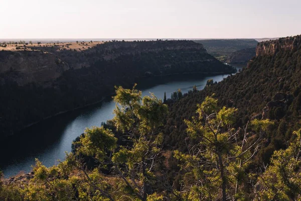 Güneşli bir günde İspanya 'nın Segovia kentinde bulunan Doğal Park Hoces del River Duratn manzarasını izleyen iki genç insan