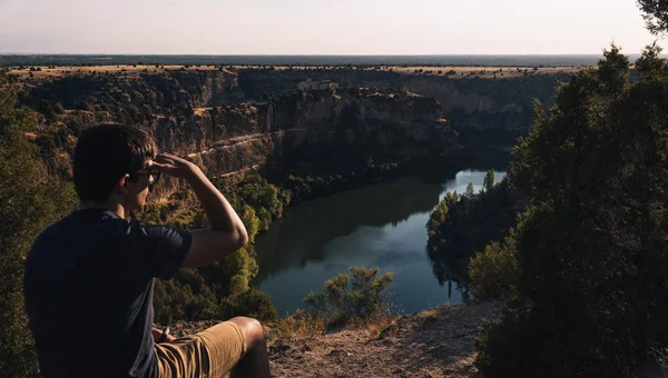 晴れた日にスペインのセゴビアに位置する自然公園Hoces Del River Duratnの風景を観察する2人の若者 — ストック写真