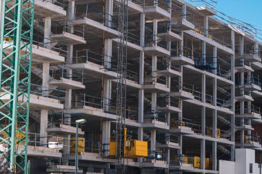 Güneşli bir günde inşaat halindeki büyük beton bina
