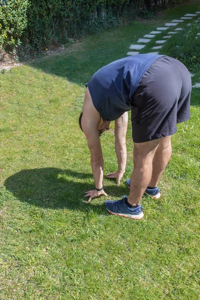 Detail Van Een Jonge Jongen Sportkleding Buigt Voorover Zijn Armen — Stockfoto