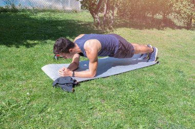 Conchoneta 'lı genç bahçede çapraz antrenman yapıyor.