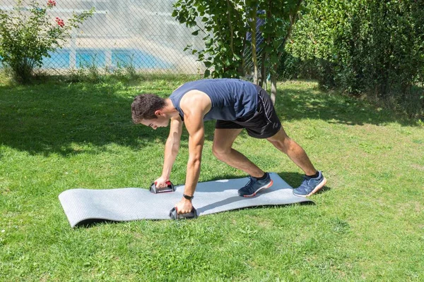 Jovem Braçadeiras Musculares Tapete Pronto Para Exercício Jardim — Fotografia de Stock