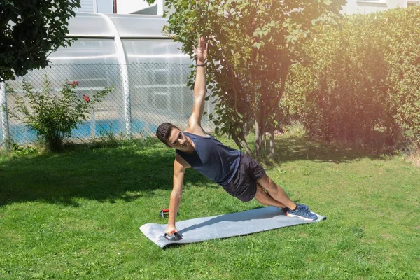 Tiener Doet Push Oefeningen Spieren Tuin Versterken — Stockfoto