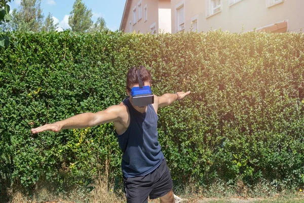 Jovem Atleta Com Óculos Realidade Virtual Realizando Sessões Fitness Com — Fotografia de Stock