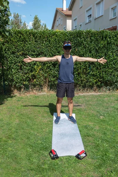 Jonge Atleet Met Virtual Reality Bril Doet Fitness Sessies Tuin — Stockfoto
