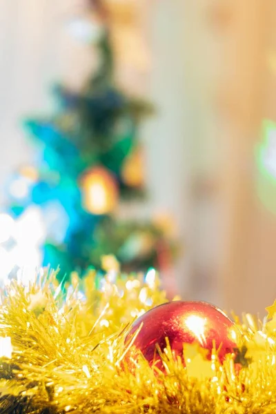 Selektive Fokussierung Von Weihnachtsschmuck Und Christbaum Aus Dem Fokus — Stockfoto