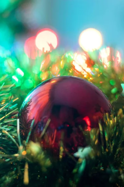 Selektives Kugellicht Und Weihnachtsschmuck Mit Baum Und Verschwommenem Licht — Stockfoto