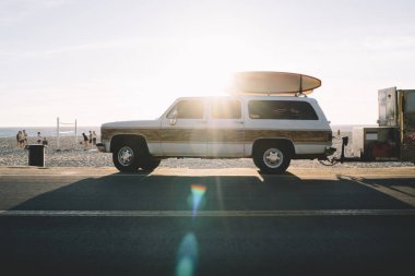 Eski moda otomobil ile okyanus kenarı, trakerol longboards kumlu plaj sportif hobi için taşıma ürünler için kullanılan deniz kenarında park ile yaz macera gezisi için sürüş sörf için donatım