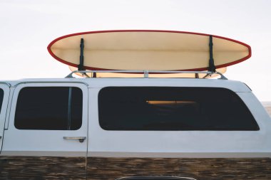 Görüntü kamyonun surfboard ile deniz yaz tatili sırasında etkin boş ve spor için kırpılmış, ekipman eğitim surf hafta sonu gezisinde yolculuk sırasında malların taşınması için görünümü kadar kapatın