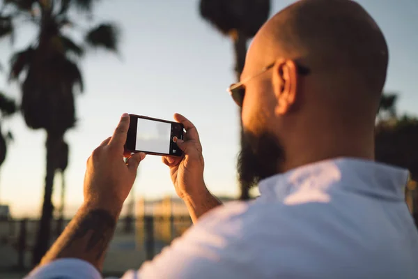 Erkek Blogger Fotoğraf Çekmek Için Sahte Ekranı Ile Smartphone Kullanarak — Stok fotoğraf