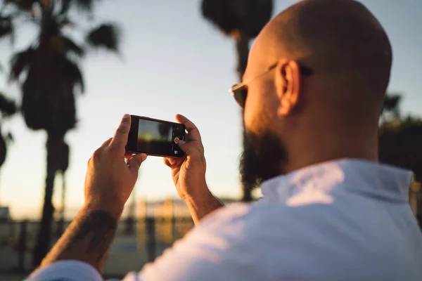 Dikiz Genç Erkek Tutan Eller Smartphone Ile Modern Fotoğraf Makinesi — Stok fotoğraf