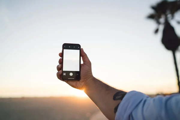 Imagen Recortada Macho Usando Teléfono Inteligente Con Pantalla Espacio Copia —  Fotos de Stock