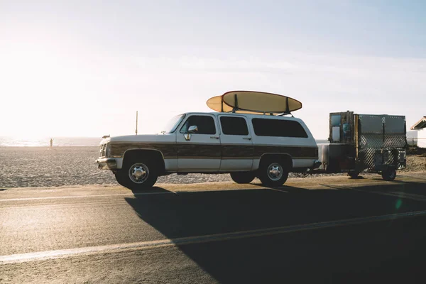 Vintage Automobile Surfers Driving Equipment Asphalt Road Ocean Shoreline Trach — Stock Photo, Image