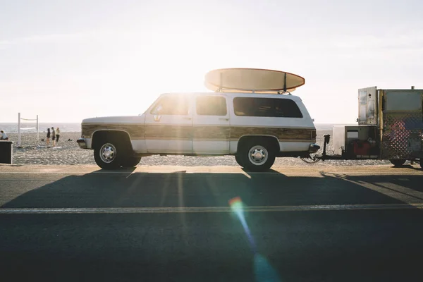Μεταφορές Από Surfers Εξοπλισμό Παρκαρισμένο Στο Πεζοδρόμιο Δρόμο Κοντά Αμμώδη — Φωτογραφία Αρχείου