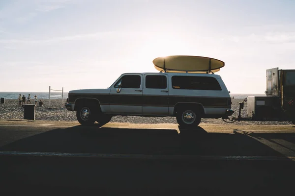 Automobil Surfy Nahoře Zaparkovaná Silnici Poblíž Pobřeží Oceánu Písečnou Pláží — Stock fotografie