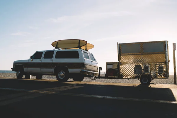 Carro Surfistas Com Equipamentos Topo Dirigindo Férias Verão Para Costa — Fotografia de Stock