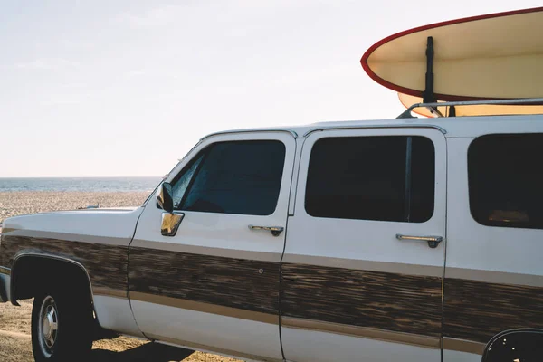 Oříznutý Obraz Truck Vybavením Pro Surfování Blízkosti Pobřeží Oceánu Letních — Stock fotografie