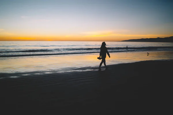 Silhouette Femme Marchant Sur Rivage Océan Sablonneux Pendant Beau Coucher — Photo