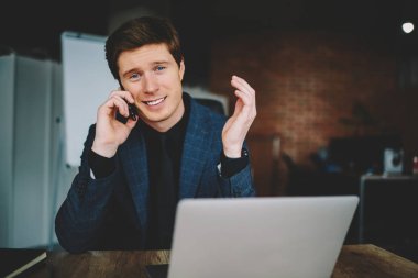 Dolap, başarılı erkek yönetici olarak formal giyim ofis telefon görüşmesi sırasında kameraya bakarak otururken proje Smartphone'da söz müreffeh kurumsal Direktörü portresi