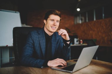 Dizüstü bilgisayar, netbook yolu ile accountings online için app projelendirme için kullanarak zengin işadamı kabine çalışan başarılı fikir şık elbiseli gurur CEO'su gülümseyen memnun