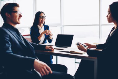 Beyin fırtınası profesyonel iş arkadaşları gülümseyerek grup ve kadın yöneticileri danışmanlık deneyimli patronu ile ofiste konferans sahip yaratıcı projede çalışma sürecinde görüşleri paylaşmak