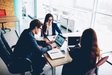 Profesyonel grup yöneticilerinin dizüstü bilgisayarlar, kullanarak yaratıcı bütçe raporu ağlarında birlikte proje hazırlama netbook üzerinde bilgi arama uzmanlar konsantre ekip birlikte çalışma
